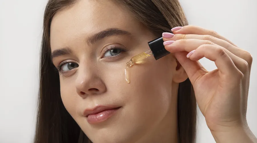 تاثیر روغن روی چروک‌های ریز اطراف چشم